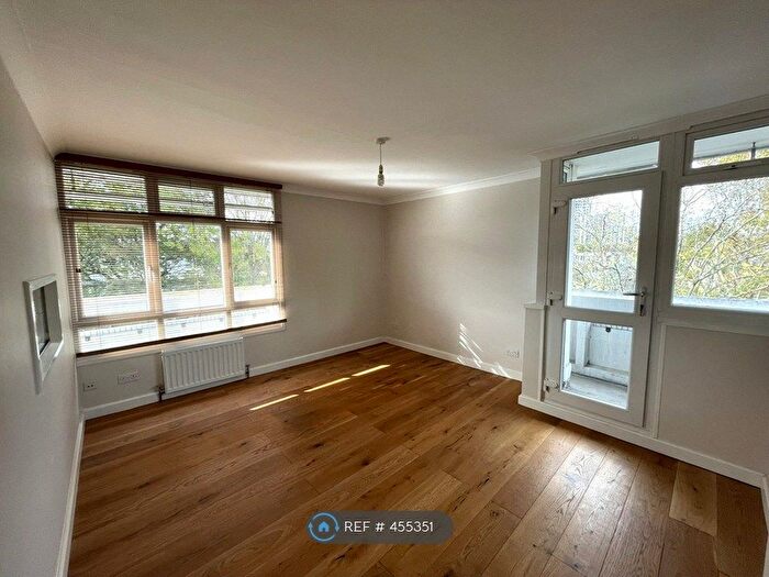 2 Bedroom Flat To Rent In Shaw Court, London, SW11