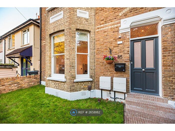 3 Bedroom Flat To Rent In Connaught Road, Teddington, TW11