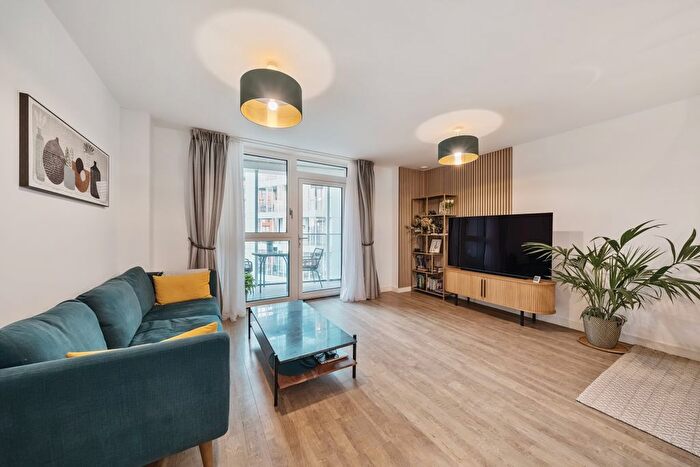 2 Bedroom Flat To Rent In Cable Walk, London, SE10