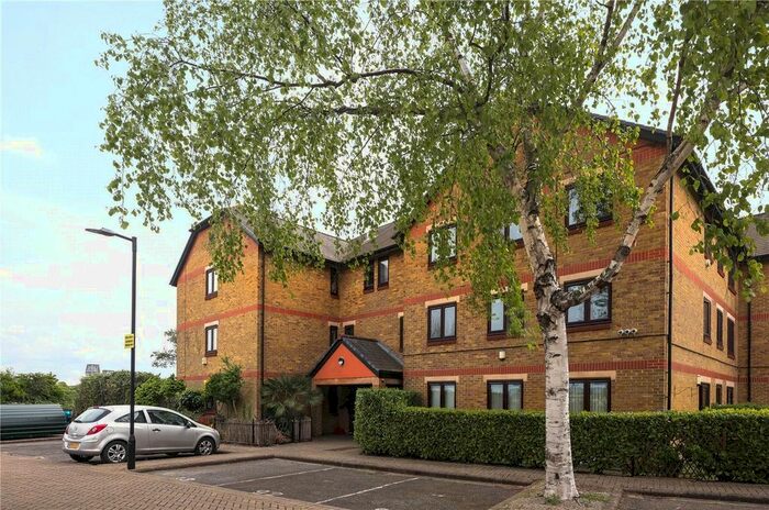 2 Bedroom Flat To Rent In Riverside Close, London, E5