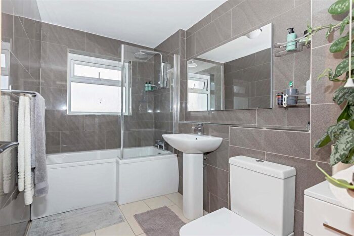 2 Bedroom Flat For Sale In Greystone Avenue, Worthing, BN13