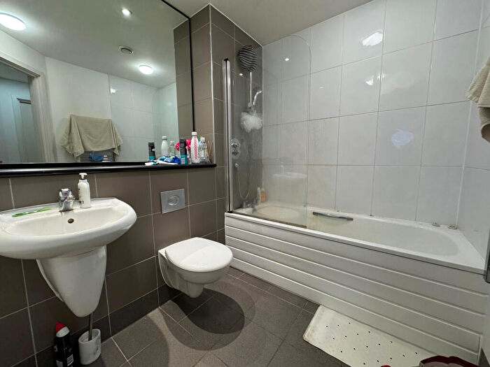 2 Bedroom Apartment To Rent In The Gateway North, Crown Point Road, Leeds, LS9
