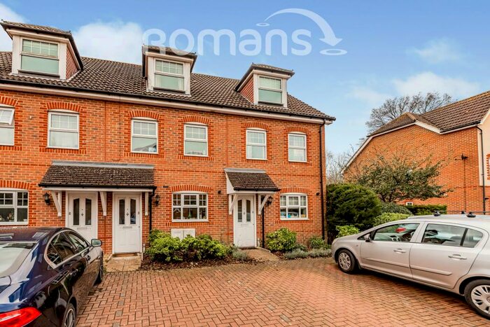 3 Bedroom Town House To Rent In Glenwood Court, GU14