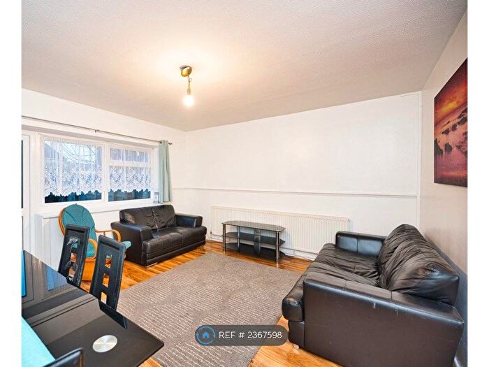 3 Bedroom Maisonette To Rent In Robinia Close, Ilford, IG6