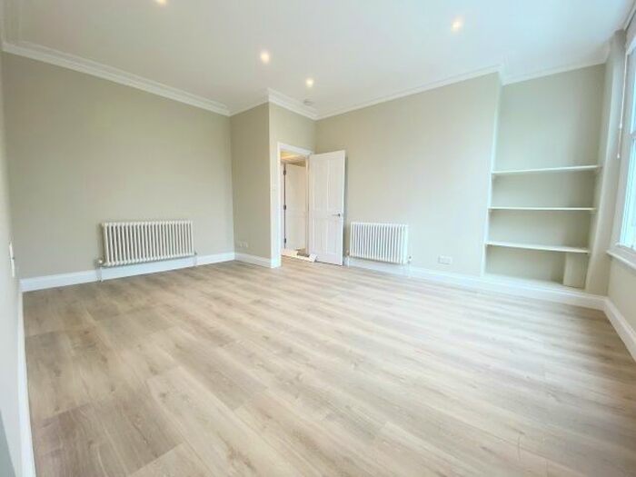 2 Bedroom Flat To Rent In The Gardens, East Dulwich, London, SE22