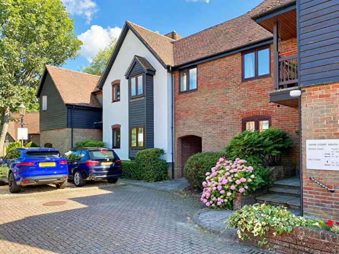 2 Bedroom Flat To Rent In Swan Court, Newbury, RG14