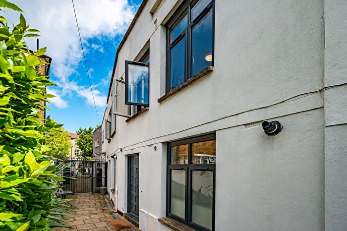 3 Bedroom Flat For Sale In Rectory Road, Stoke Newington, London, N16
