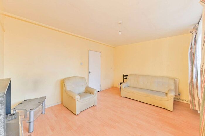 3 Bedroom Maisonette For Sale In Ensbury House, Carroun Road, Oval, London, SW8