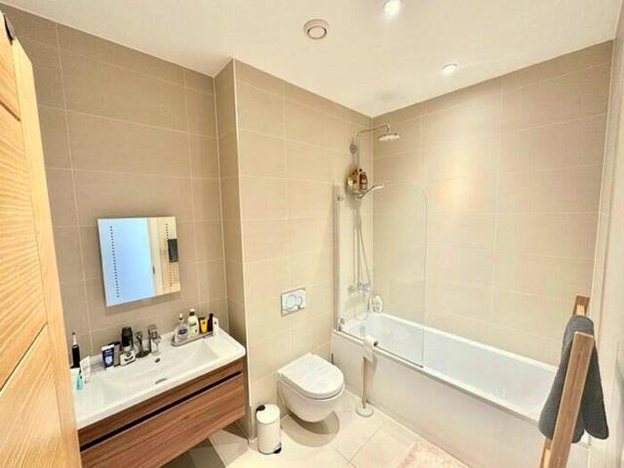 2 Bedroom Flat To Rent In Scimitar House, Romford, RM1