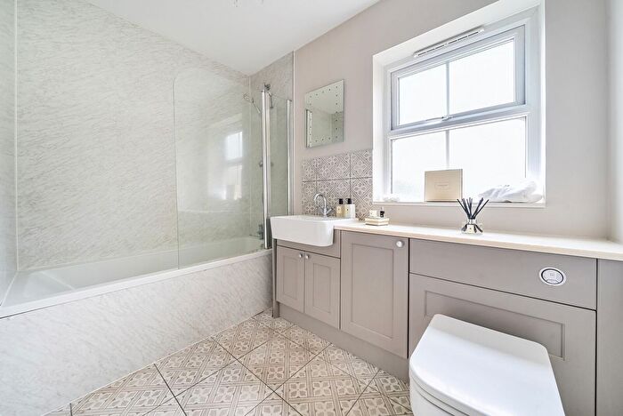 1 Bedroom Flat For Sale In Franklin Court, Wormley, Godalming, GU8