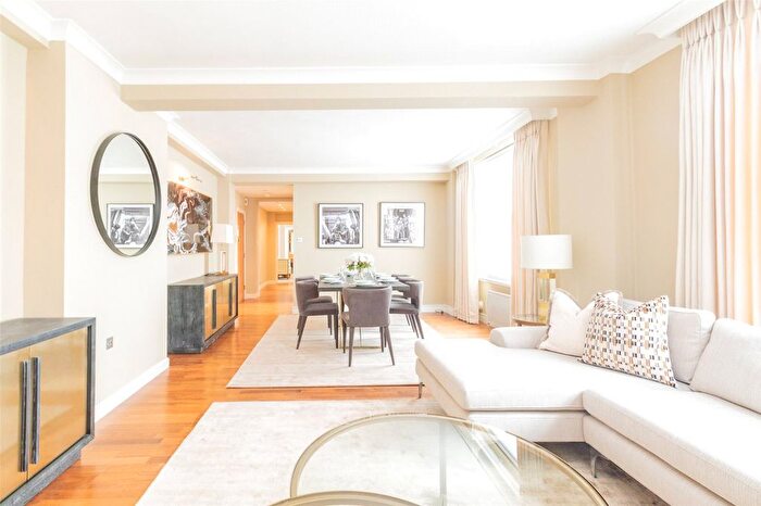 3 Bedroom Flat To Rent In Hill Street, Mayfair, London, W1J