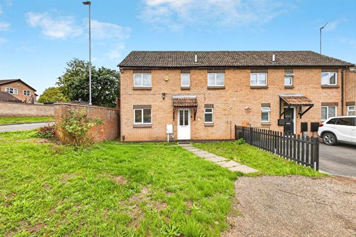 3 Bedroom Semi-Detached House For Sale In Hammerstone Lane, Northampton, NN4