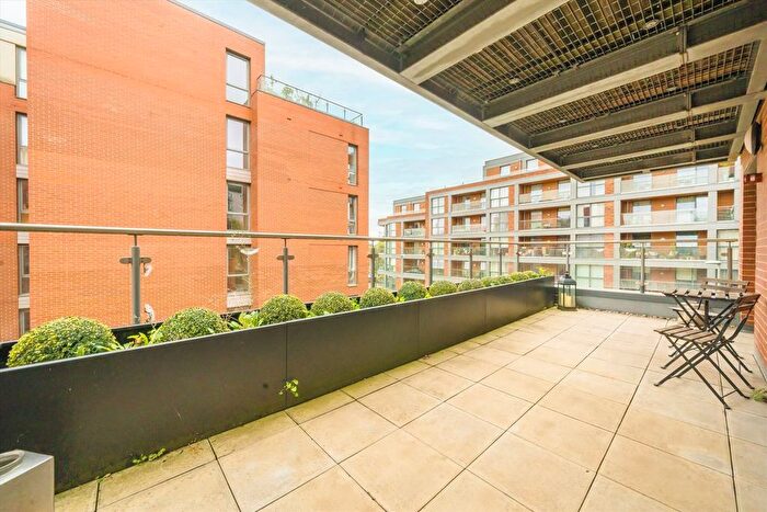 3 Bedroom Flat For Sale In High Street, Brentford, TW8
