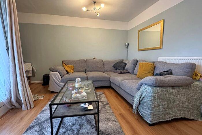 3 Bedroom Flat To Rent In Gough Walk, Poplar, E14