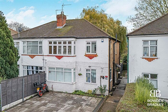 2 Bedroom Property For Sale In Chalford Walk, Woodford Green, IG8