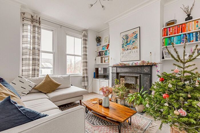 2 Bedroom Maisonette To Rent In Silverthorne Road, Diamond Conservation Area, SW8