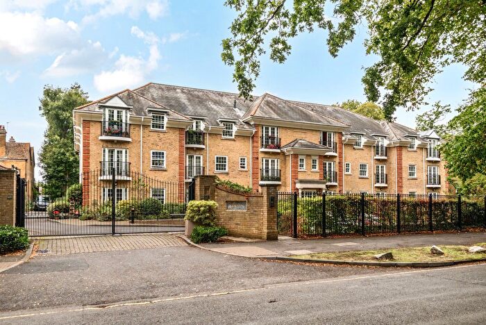 3 Bedroom Flat For Sale In Oatlands Avenue, Weybridge, KT13