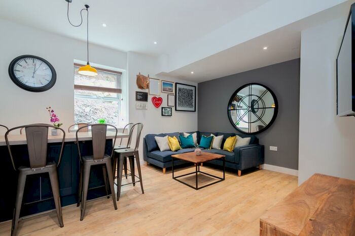 7 Bedroom Flat To Rent In Bankfield Road, Huddersfield, HD1