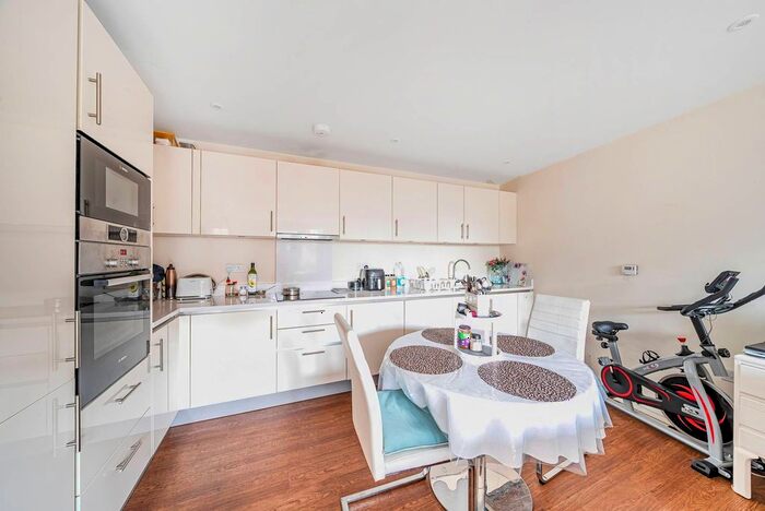 2 Bedroom Flat To Rent In Dukes Court, Stanmore, HA7