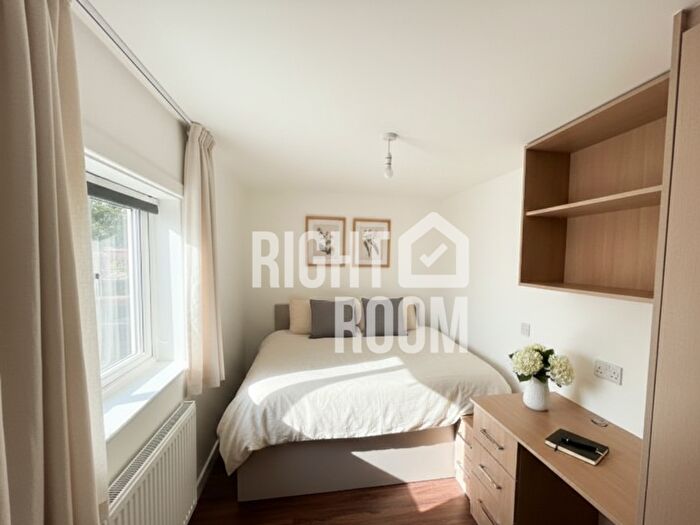 3 Bedroom Flat To Rent In Three Bedroom Flat, Whitley Street, Reading, RG2