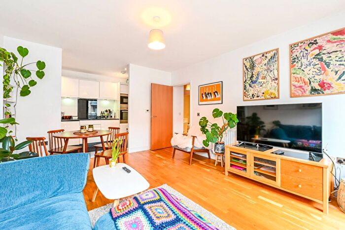 2 Bedroom Flat To Rent In Hythe House, Finsbury Park, London, N4