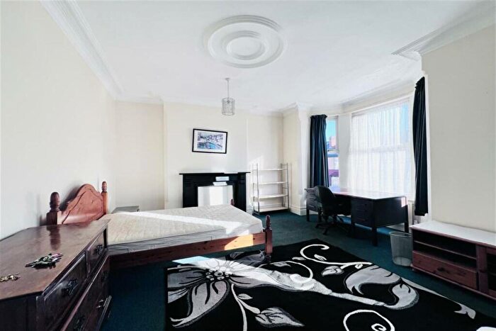 5 Bedroom Semi-Detached House To Rent In Burford Road, NG7