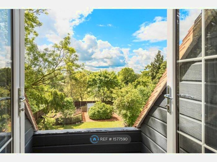 2 Bedroom Flat To Rent In Friarswood, Kings Langley, WD4