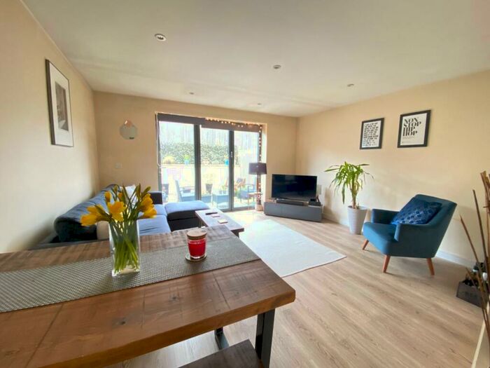 3 Bedroom Mews To Rent In Ridgeway Lane, Whitchurch, Bristol, BS14