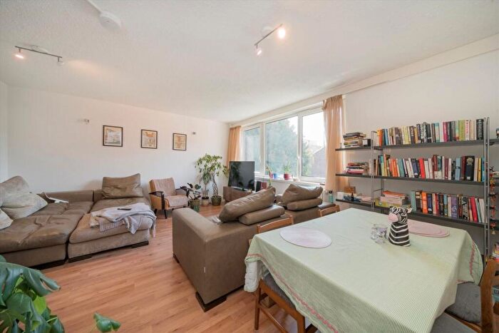 3 Bedroom Flat To Rent In Cable Street, Wapping, E1W
