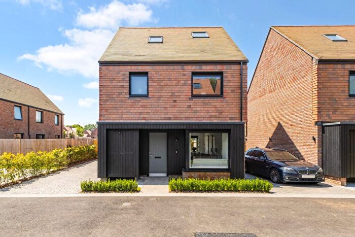 4 Bedroom Detached House To Rent In Medland Close Cranleigh, GU6