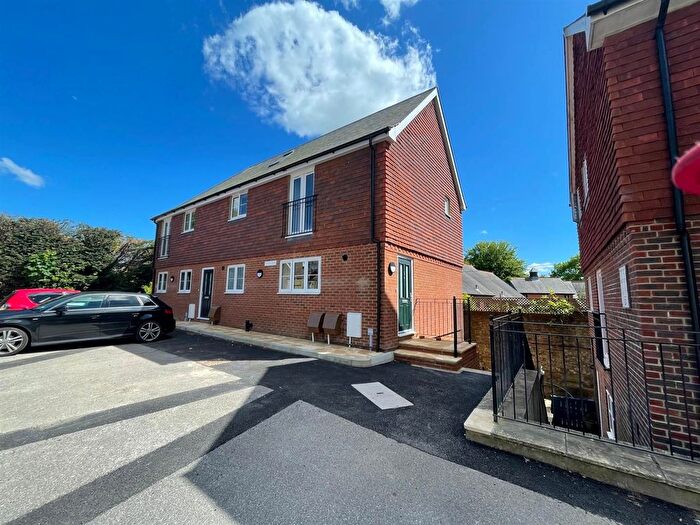 2 Bedroom Flat To Rent In Hempstead Road, Uckfield, TN22