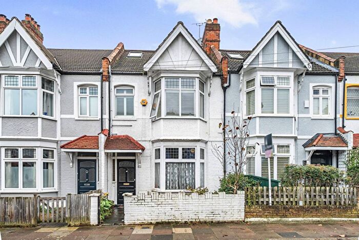 3 Bedroom Flat To Rent In Ribblesdale Road, Furzedown, London, SW16