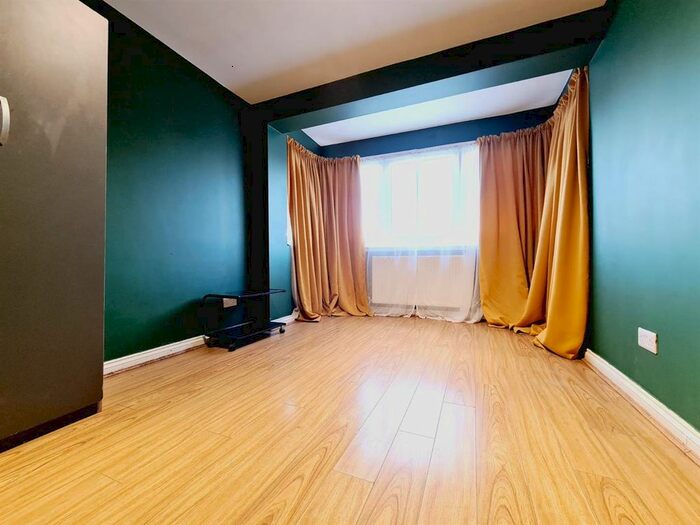 2 Bedroom Flat To Rent In Avenue Road, London, N15