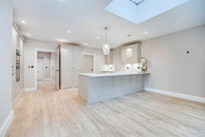 4 Bedroom Detached House For Sale In Hall Lane, Shenfield, Brentwood, CM15