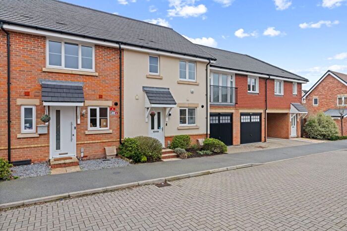 3 Bedroom Terraced House For Sale In Welberry Way, Blackwater, GU17