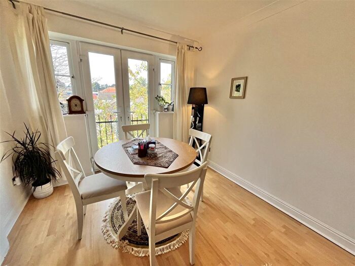 1 Bedroom Flat For Sale In Grove Avenue, Wilmslow, SK9