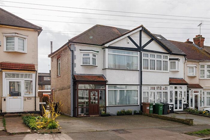 3 Bedroom Property For Sale In Middleton Avenue, Chingford, E4