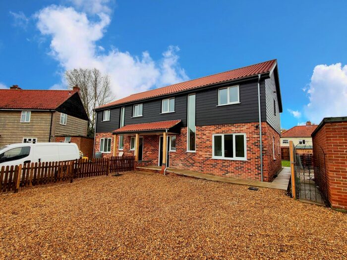 4 Bedroom Semi-Detached House To Rent In Sutton Crescent, Freethorpe, Norwich NR13