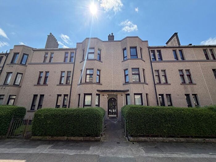 3 Bedroom Apartment To Rent In Ballindalloch Drive, Dennistoun, G31