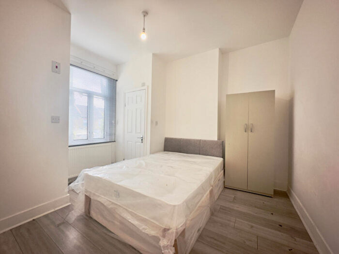 Studio To Rent In Caithness Road, Mitcham, Tooting, London, CR4