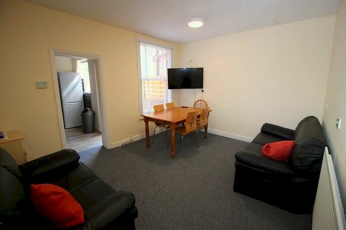 4 Bedroom House To Rent In **/** Bed Student House Union Road - All Inclusive, LN1