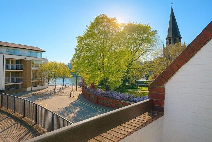 2 Bedroom Maisonette For Sale In Battersea Park, SW11