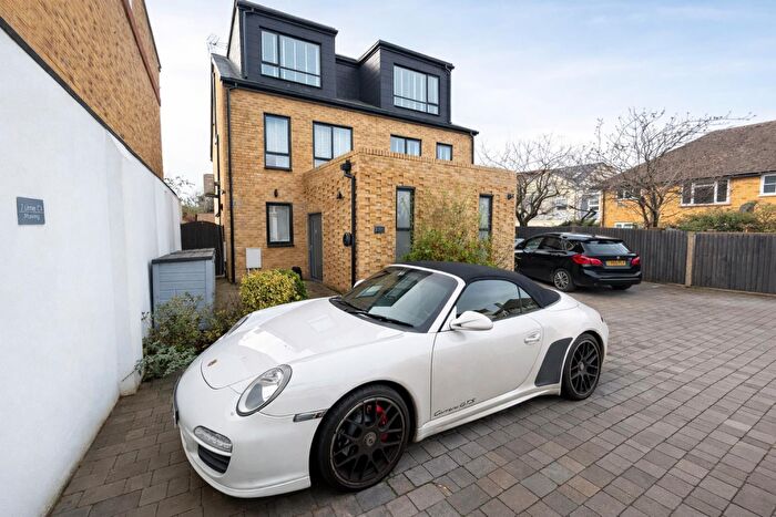 4 Bedroom Detached House To Rent In Lime Grove, New Malden, KT3