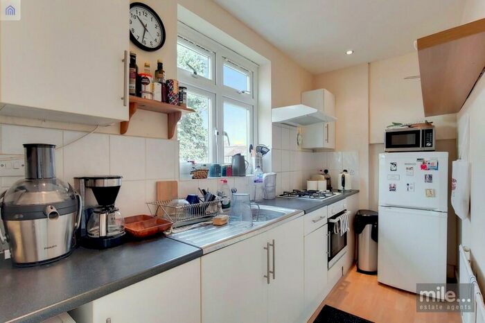 1 Bedroom Apartment To Rent In Long Lane, East Finchley, N2