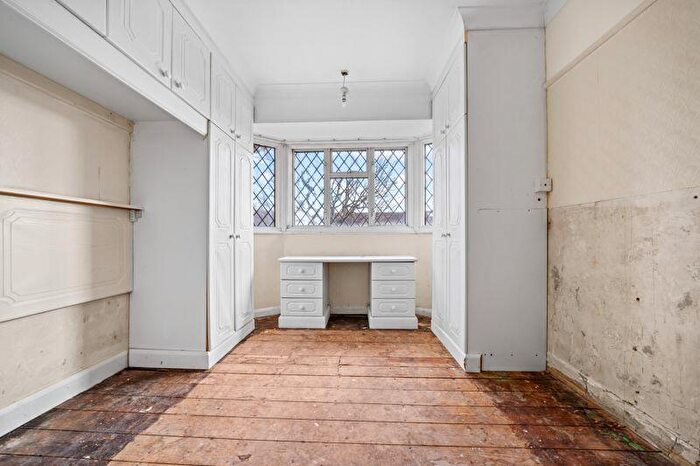 3 Bedroom Terraced House For Sale In Pembury Avenue, Worcester Park, KT4