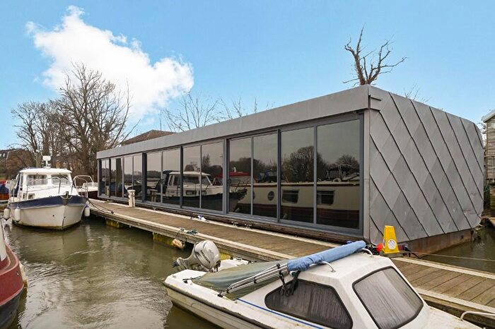 3 Bedroom House Boat For Sale In Ferry Road, Surbiton, Surrey, KT7