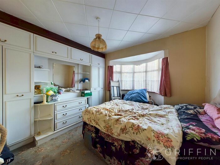 3 Bedroom Detached Bungalow For Sale In Park Avenue, Cranham, Upminster