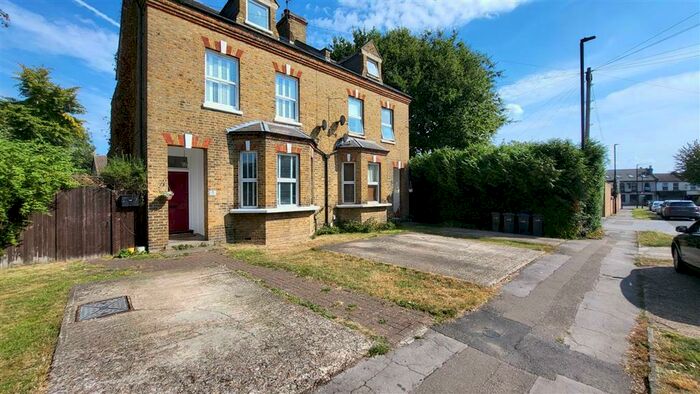 3 Bedroom Apartment To Rent In Gordon Hill, Enfield, EN2
