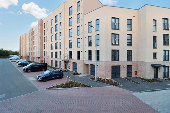 3 Bedroom Flat To Rent In Bedroom Property In Kilpatrick Grove, Edinburgh, EH6