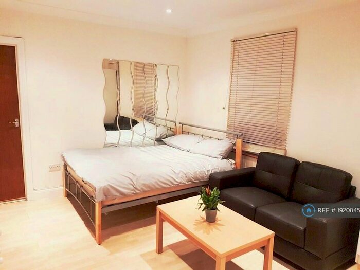 Studio To Rent In New Southgate, London, N11